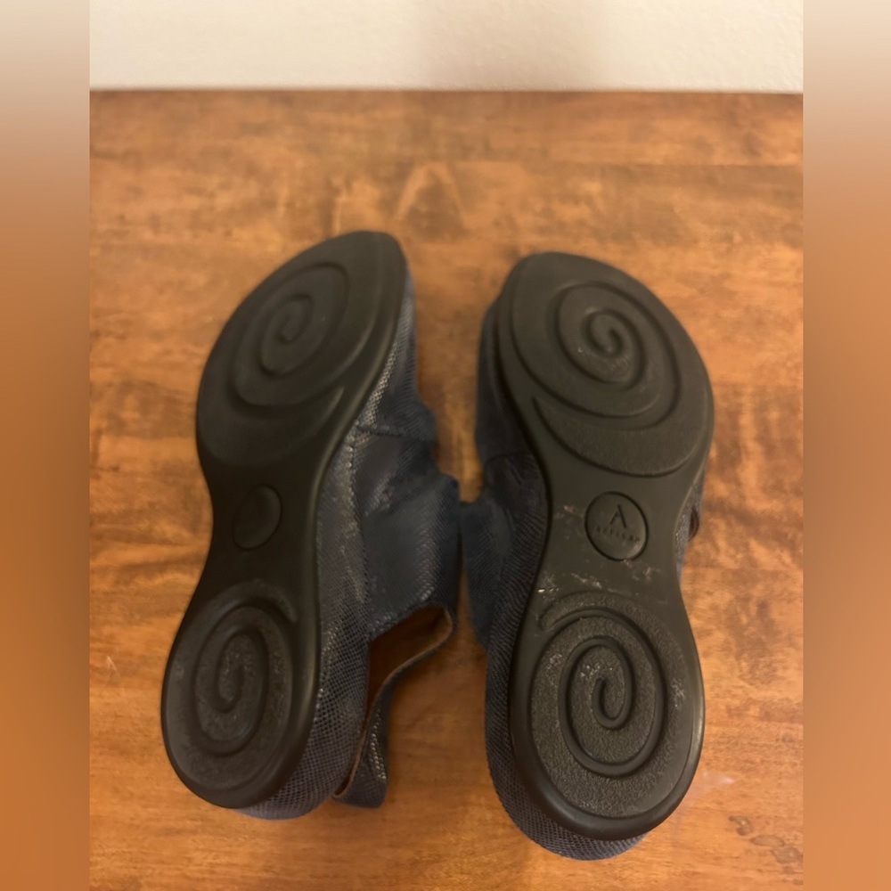 Clarks Navy Blue Artisan Sandals with Two-Strap Design Size 10 - Picture 6 of 9